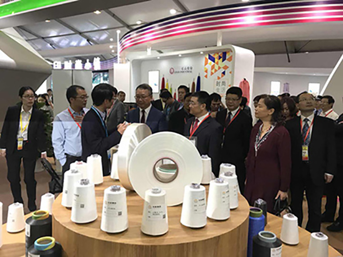 中国纺织工业联合会长孙瑞哲视察并指导合乐HL8化纤集团展馆-合乐HL8